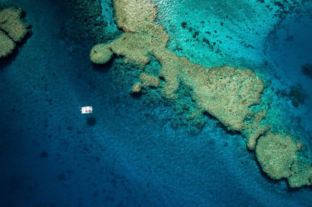 Découvrez le joyau naturel du lagon de Nouvelle-Calédonie,Lagon de nouvelle Calédonie. photo d'un bateau au abord du lagon de nouvelle Calédonie, le mother ship est dans la place